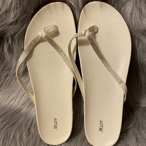Apt.9 Shoes Womens 9 1/2 MED White Open Toe Sandals Flip Flops - Picture 1 of 7